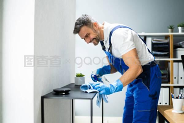 專(zhuān)業(yè)的清潔工辦公室清潔服務(wù)。